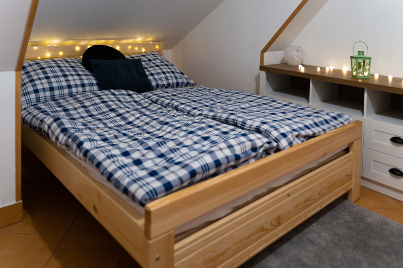 Dvouluzkova postel v malem apartmánu chalupy Bišík