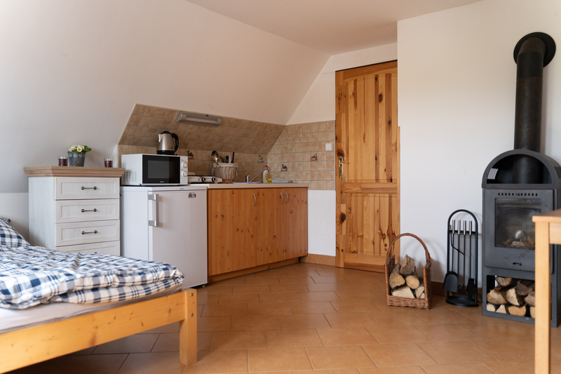 kuchynka s krbem v malem apartmanu chalupy Bisik Společenská místnost Chalupa Bišík